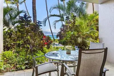 Image de Lush tropical setting steps away from sea breezes