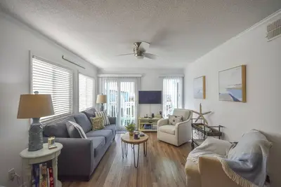 Image de Coastal Condo w/ Public Atlantic Beach Access