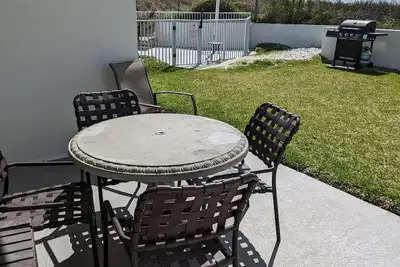 Image de Island Surf # 2 is beachfront + sleeps 6 + beach service + ground floor!