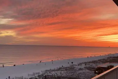Image de Summer Place 501 - 3Bd Beachfront Condo - 2 Sets of Beach Service Included!
