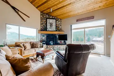 Image de Mountain-view gem with fireplace, garage, washer/dryer & alfresco dining