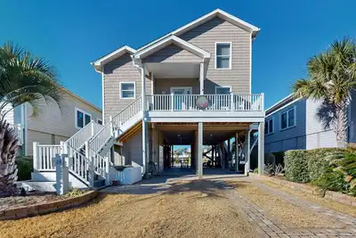 Image de Waterfront home near the beach with outdoor gathering areas, pools & piers