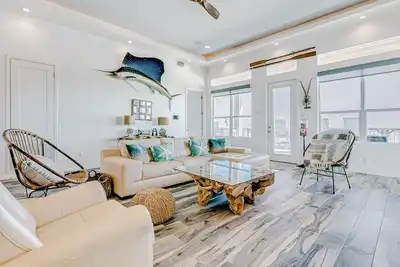Image de Beautiful oceanfront home with expansive decks