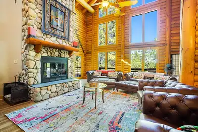 Image de Beautiful Custom Built Log Cabin W/ Views of Trees & Wildlife, Free WiFi & Deck