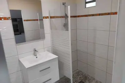Image de Bas de villa T2 avec piscine plage de sainte anne à 5 minutes