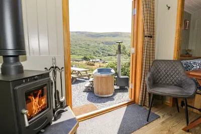 Image de Llethr - Shepherds Hut, romantic, with hot tub in Llanbedr