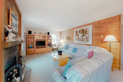 Image de Cozy Mountain Condo W/ Rustic Accent, Ski-In/Out, Free WiFi & Gas Grill