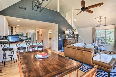 Image de Waterfront Lake Martin Home w/ Private Dock & View