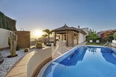 Image de Villa 'Happy Holidays' avec vue sur la mer, piscine privée, jardin, climatisation et Wi-Fi.