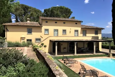 Image de Villa accueillante avec jardin privé clôturé