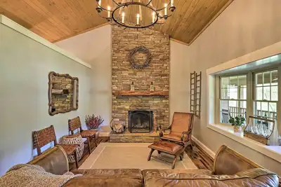 Image de Game Room, Theater + Deck: Burnsville Cabin!