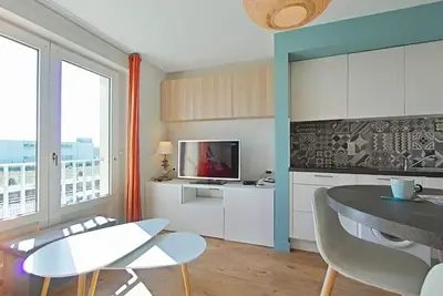 Image de Appartement rénové, 4 couchages, proche commerces et plage, avec jardin et services inclus.