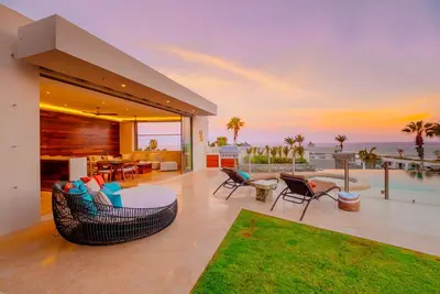 Image de 6 Br Huge Villa Steps To Beach, Plus A Pool House!