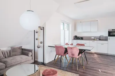 Image de Modern accommodation close to the beach.