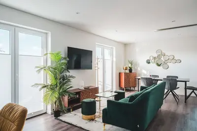 Image de Modern accommodation close to the beach.
