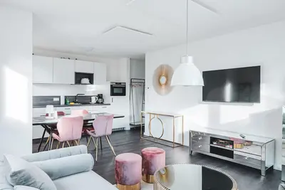 Image de Modern accommodation close to the beach.