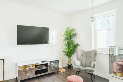 Image de Modern accommodation close to the beach.