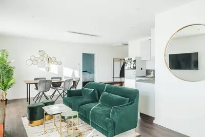 Image de Modern accommodation close to the beach.