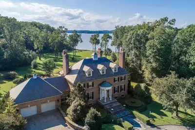 Image de Private Waterfront Estate with Pool, Private Beach and Dock