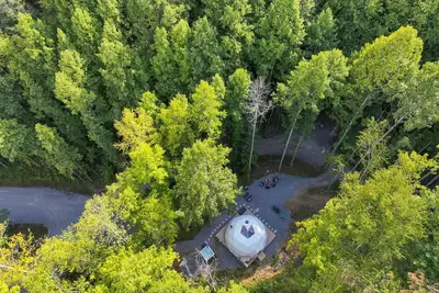 Image de ➡️🛣️ Further up the Road Large Glamping Dome with Hot Tub, Fire Pit and Grill