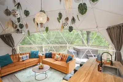 Image de ✨🥂 Glamping Dome with Full Bath, Kitchen, Fire Pit, & Grill
