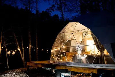 Image de 🌙💃 Moon Dance Glamping Dome w/Hot Tub, Bath, Kitchen