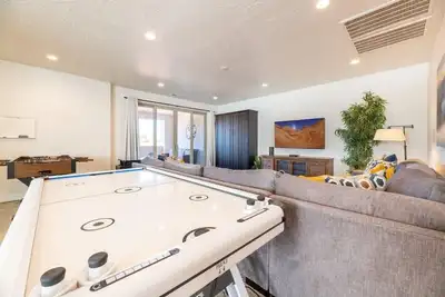 Image de Arcadia 46 🌺 Private Fire Pit + Hot Tub! Arcade * Air Hockey * Sleeps 27