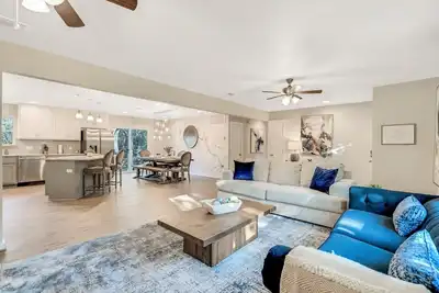 Image de Ridgewood: Luxury Home just 5 min from Main St!