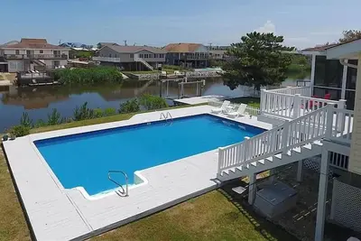 Image de Walk to Beach, Fish in backyard, private pool, sleep 14