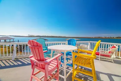Image de Restored Beach Cottage on the back river with private covered floating gazebo and dock.