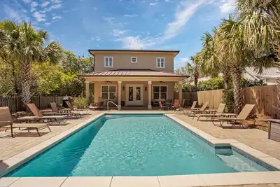 Image de Luxury Home with heated pool and golf cart! -4 min walk to beach! !