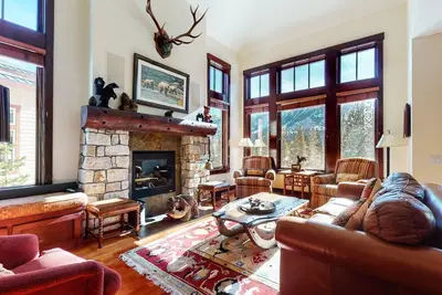 Image de Juniper Crest 24 Upscale Mountain Townhouse, Unbeatable Views, Private Jacuzzi, Walk to Lifts by RedAwning
