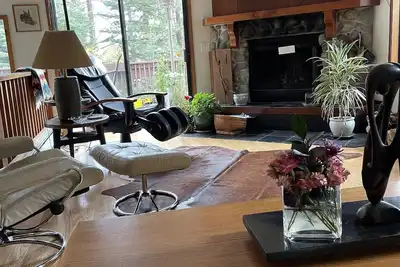 Image de Tahoe Ski Lease 3 Br Custom Home above Lake in Tahoe Vista\n