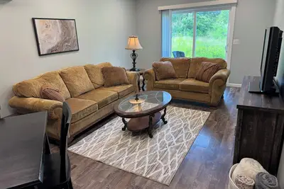 Image de Beautiful modern 2 bedroom apartment, near trails, with big parking lot