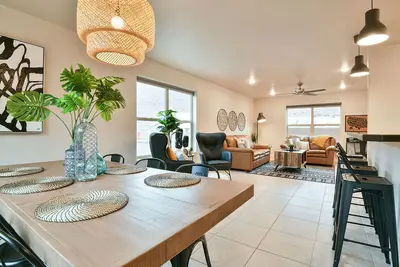 Image de New Moab townhome with pool and hot tub!