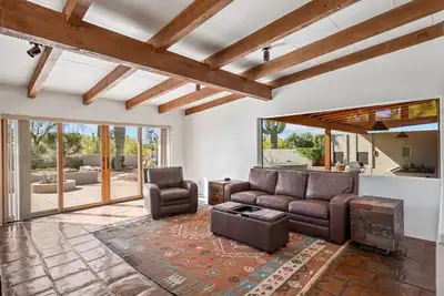 Image de Vintage Classic Private Carefree Home