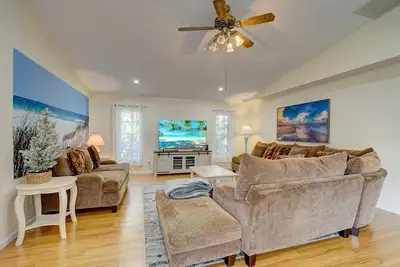 Image de Game Room & Deck: Spacious Home in St James City