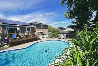 Image de 3 Bedroom Mimosa Pool Oasis, Sleeps 8, Outdoor Shower &Hot Tub. Dog & Ev Friendly