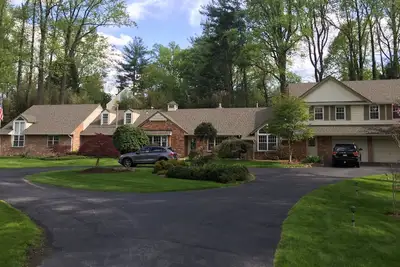 Image de Roomy 2 Bedroom Apt. w/en Suite Ba, Private Entry & Parking, Tennis Court