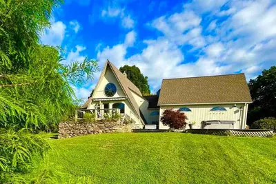 Image de 5 Bedroom A-Frame Cottage with Creek, Barn, Game Room, Fire Pit, Hot Tub\n