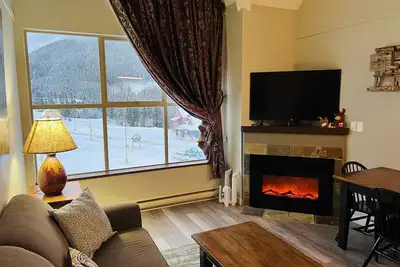 Image de Ski-In Ski-Out Apex Inn Loft Suite - Apex 402