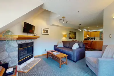 Image de 1br | Lake Placid Lodge | King Bed | Common Pool, Hot Tub, Bbq, & Lounge | Private Balcony