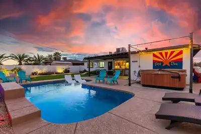 Image de Sw Modern | Two Masters | Pool + Hottub | Mural
