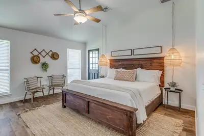 Image de Central Edmond ~Boho, modern style with loft & fire pit in large backyard~