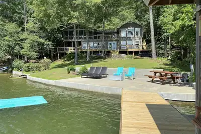 Image de Mid-lake spacious cottage w/amazing views, deep water, protected swimming area.