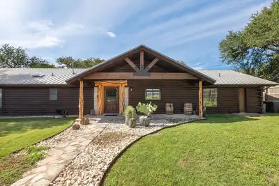Image de Guadalupe Bluff Log Cabin - Hot tub - Guadalupe River View
