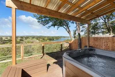 Image de Guadalupe Bluff Farmhouse - Guadalupe River View - Hot Tub