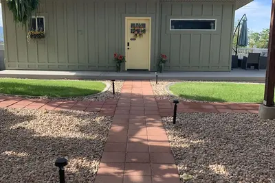 Image de Mountain Side Tiny House with Deck and Firepit