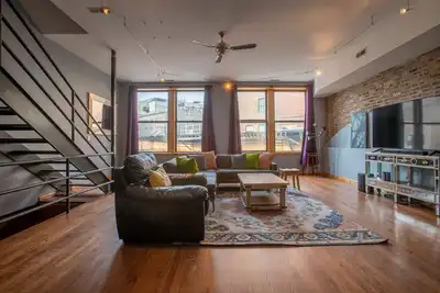 Image de Uniquely Spacious Two-Story Loft in Wicker Park