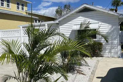 Image de Newly renovated cottage 1 block from \"World Famous\" Siesta Beach.